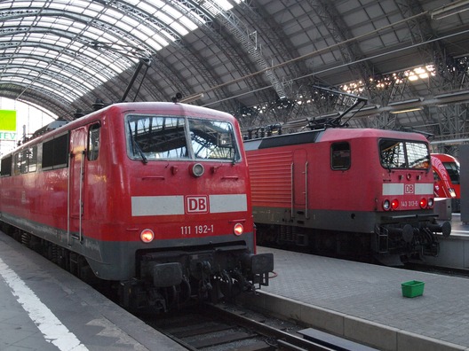 Zwei Loks der Baureihen 111 und 143 in Frankfurt Hbf
