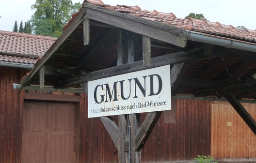 Stationsschild des Bahnhofs Gmund