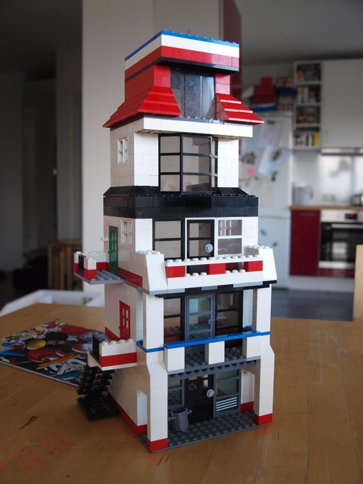 Ein kleines Hochhaus aus Lego