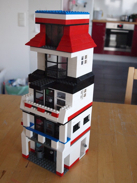 Ein kleines Hochhaus aus Lego