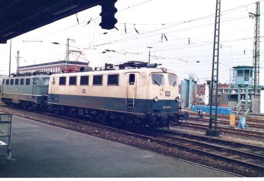 Zwei 141er 1985 in Bremen Hauptbahnhof