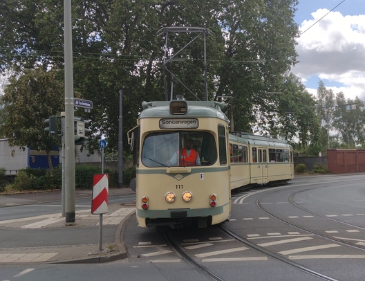 Straßenbahn 111 und ein Zug der Baureihe T30 an der Mainkur