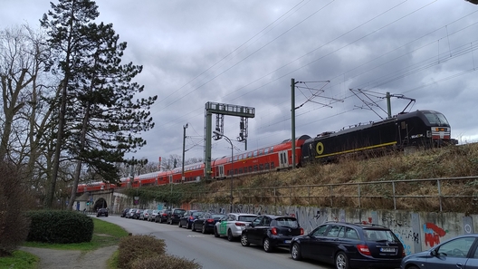 Eine Lok der Baureihe 193 schiebt ihren RE50 in Richtung Fulda