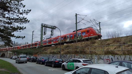 Eine Lok der Baureihe 193 schiebt ihren RE50 in Richtung Fulda