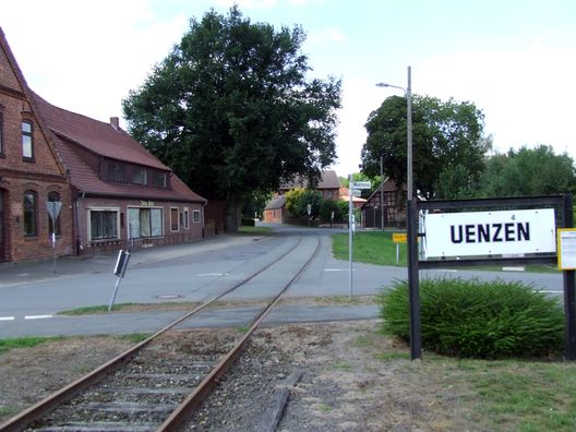 Ortsdurchfahrt und Bahnhof von Uenzen