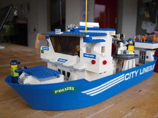 Zwei Schiffe aus Lego