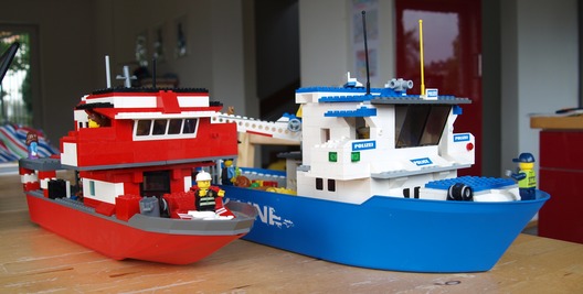 Zwei Schiffe aus Lego