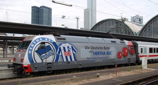 BR 101 mit Hertha-Werbung in Frankfurt am Main Hbf