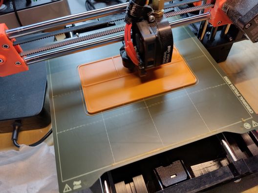 Eine Aufbewahrung für Kleberfläschen aus dem 3D-Drucker