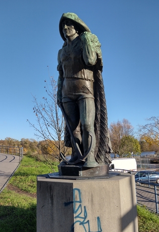 Die Skulptur des Mainfischers am Offenbacher Mainufer