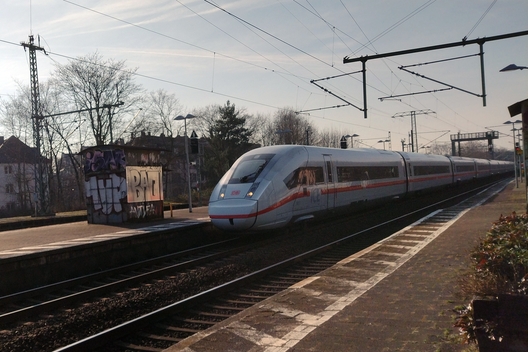 Ein Zug von Flixtrain im Offenbacher Hauptbahnhof