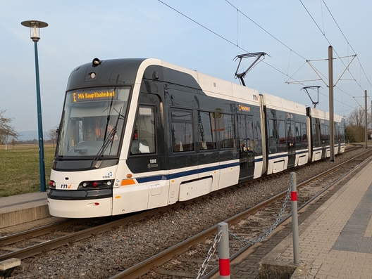 Straßenbahn an der Haltestelle Arena
